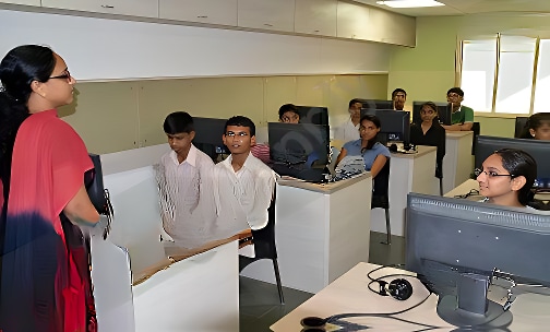 R A Podar College Of Commerce And Economics — photo 2